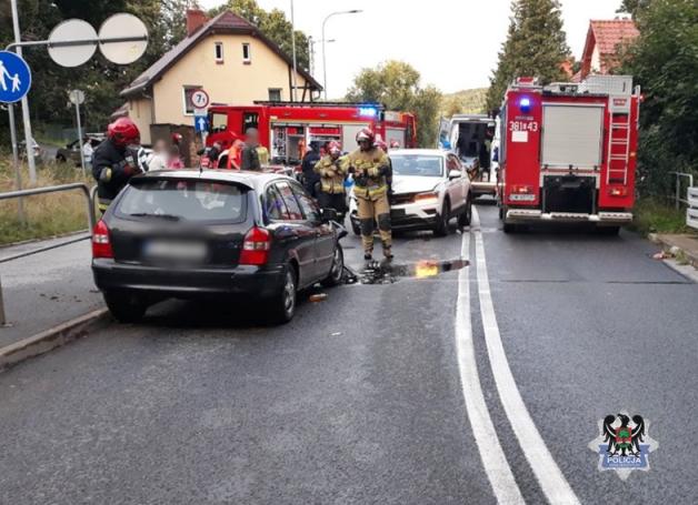 Przesiedli się w trakcie jazdy. Oboje mieli wydane sądowe zakazy kierowania. Ona posiadała narkotyki, a on ostatecznie doprowadził do wypadku drogowego